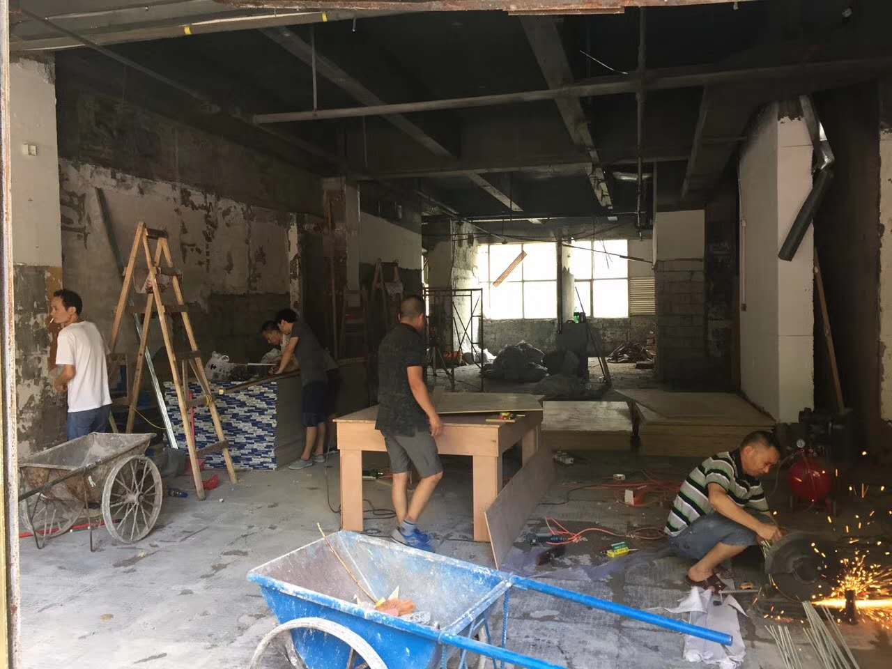 防水是家庭裝修中非常重要的一個環節,同其它隱蔽工程一樣,裝修時易被業主忽視。一般情況下,樓房中的衛生間、浴室和廚房的地面